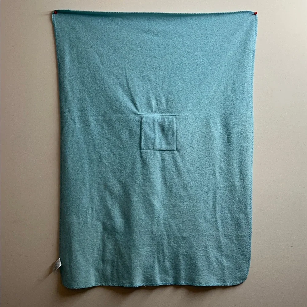 🌞 Spa Finder Soft Blue Pocket Throw   44” x 31” w/Snap Pocket Closure 6” x 6”